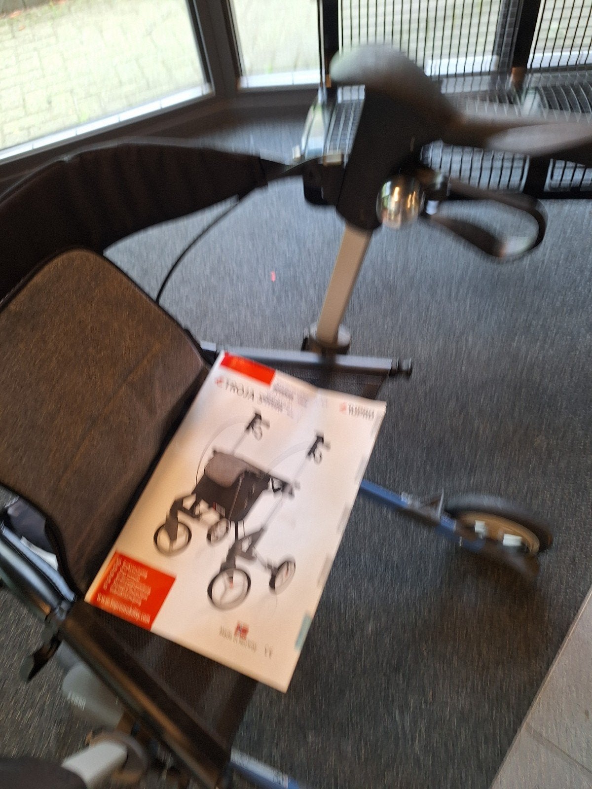 Foto 6 van Rollator lichtgewicht aluminium lees beschrijving nieuwstaat