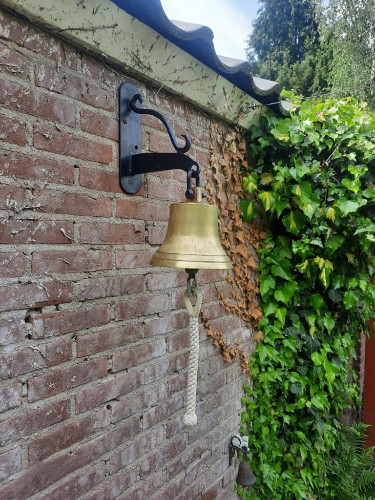 Zware koperen bel met muurbeugel - Mooie lange klank, Ophalen of Verzenden