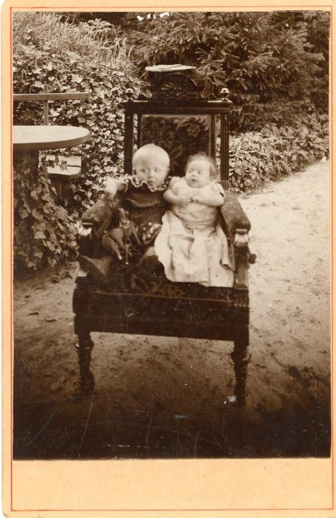 Cabinetfoto kinderen in stoel., Verzenden