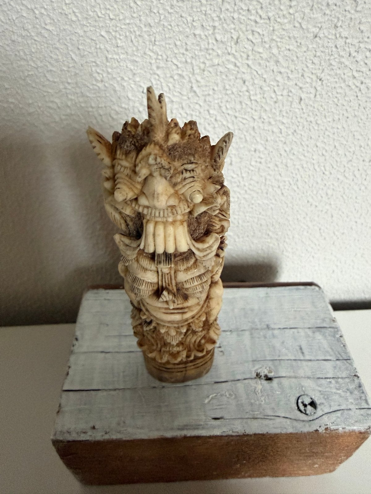 Balinese Totem van Rangda, Antiek en Kunst, Kunst | Beelden en Houtsnijwerken, Minder dan 20 cm, Natuurlijk materiaal, Ophalen of Verzenden
