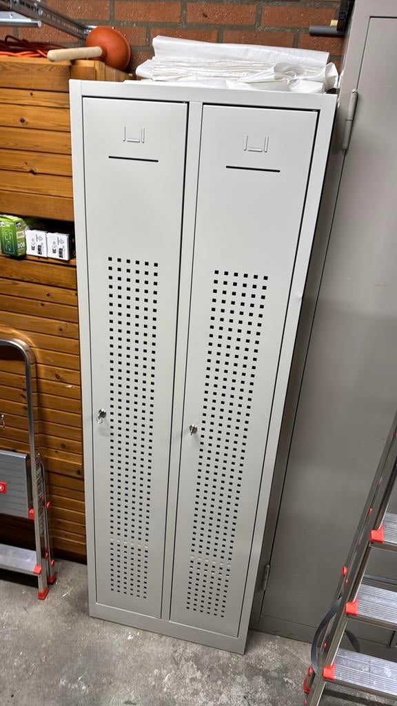 Te koop: Metalen twee deurs afsluitbare locker, Ophalen, Zo goed als nieuw