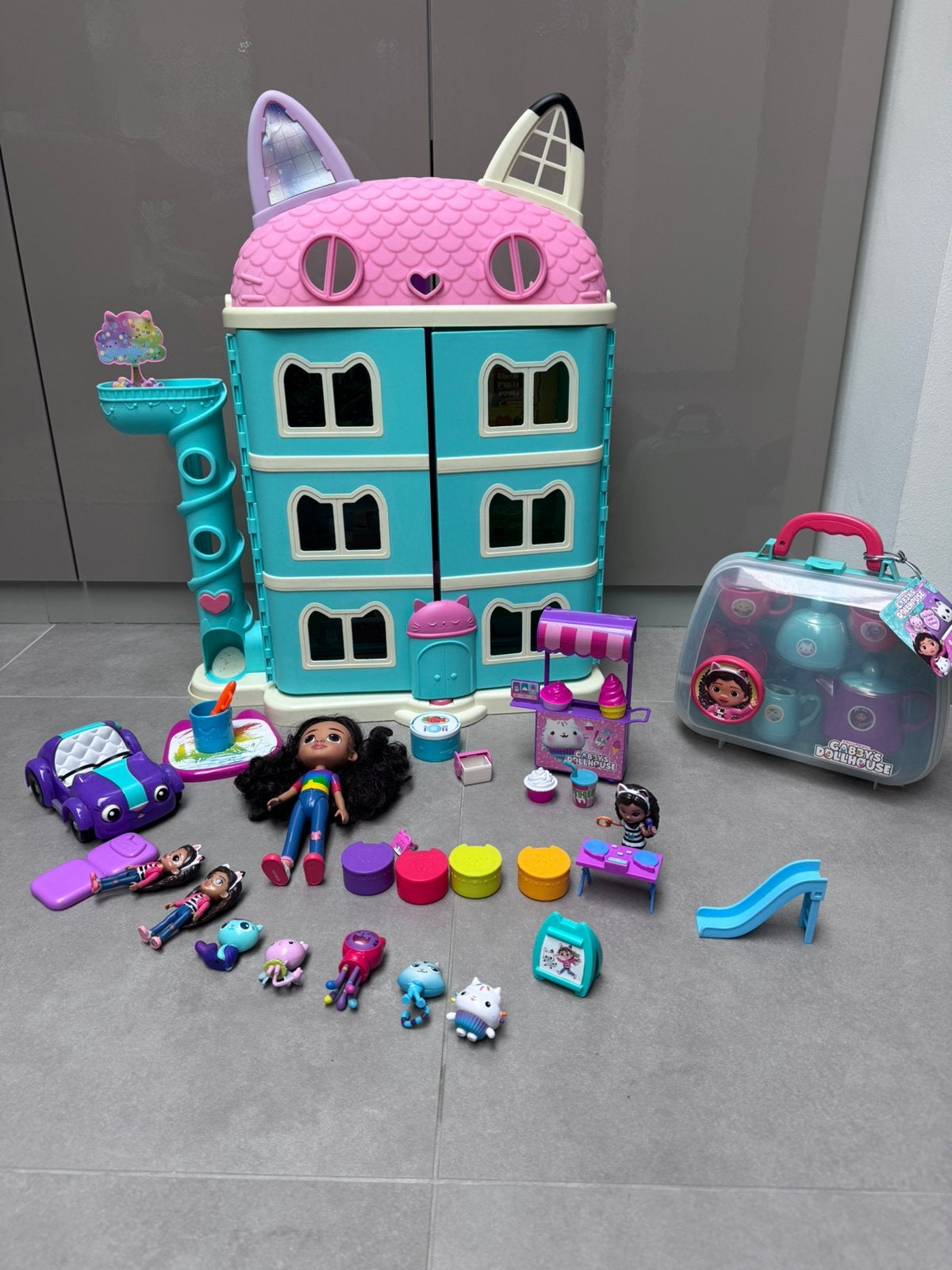 Gabby’s Dollhouse groot poppenhuis + veel accessoires, Ophalen, Zo goed als nieuw, Poppenhuis