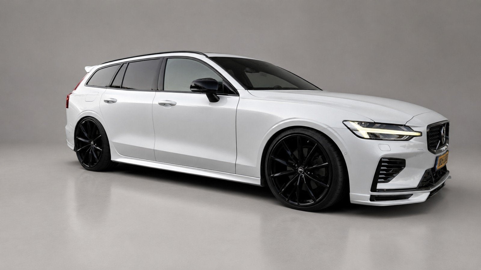 Volvo V60 T8 455pk AWD | Heico | Uniek | Garantie | BTW, 4 cilinders, Wit, Vierwielaandrijving, 455 pk