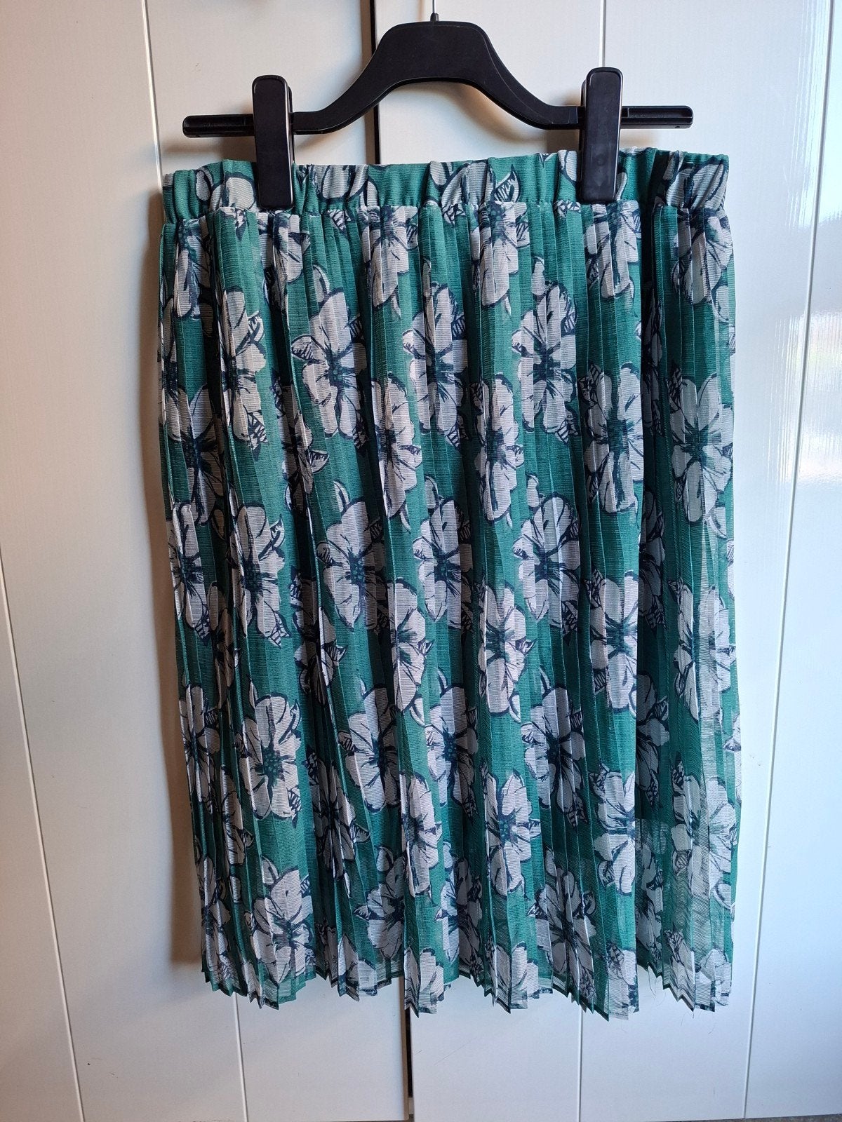 Tom Tailor plissé rok met bloemenprint, maat 42, Kleding | Dames, Rokken, Maat 42/44 (L), Zo goed als nieuw, Knielengte, Groen