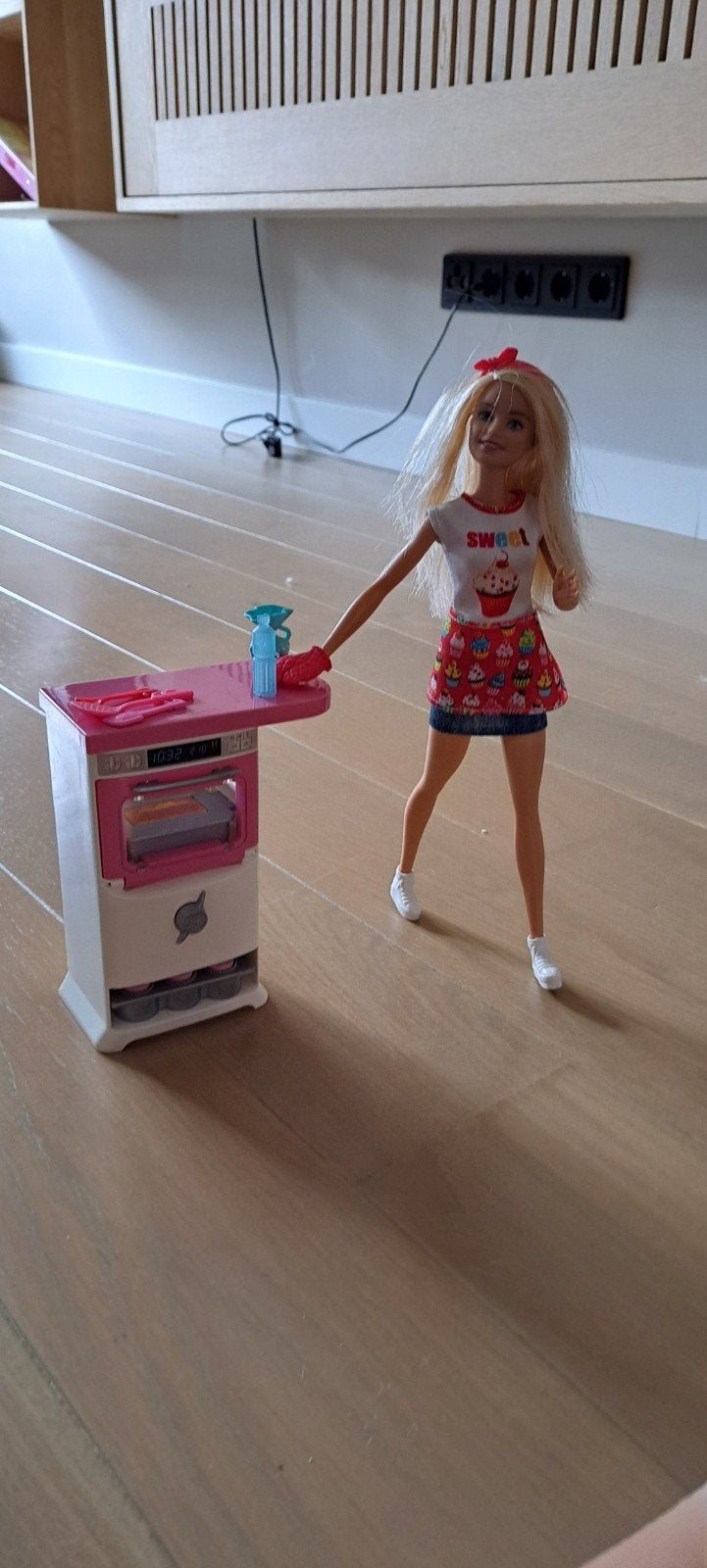 Barbiepop met keuken en accessoires, Kinderen en Baby's, Ophalen of Verzenden, Gebruikt, Barbie