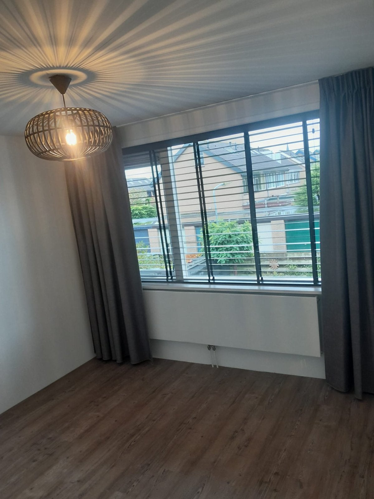Veneta zwarte houten jaloezie, Huis en Inrichting, Stoffering | Gordijnen en Lamellen, Ophalen, Jaloezie, Zwart, Hout