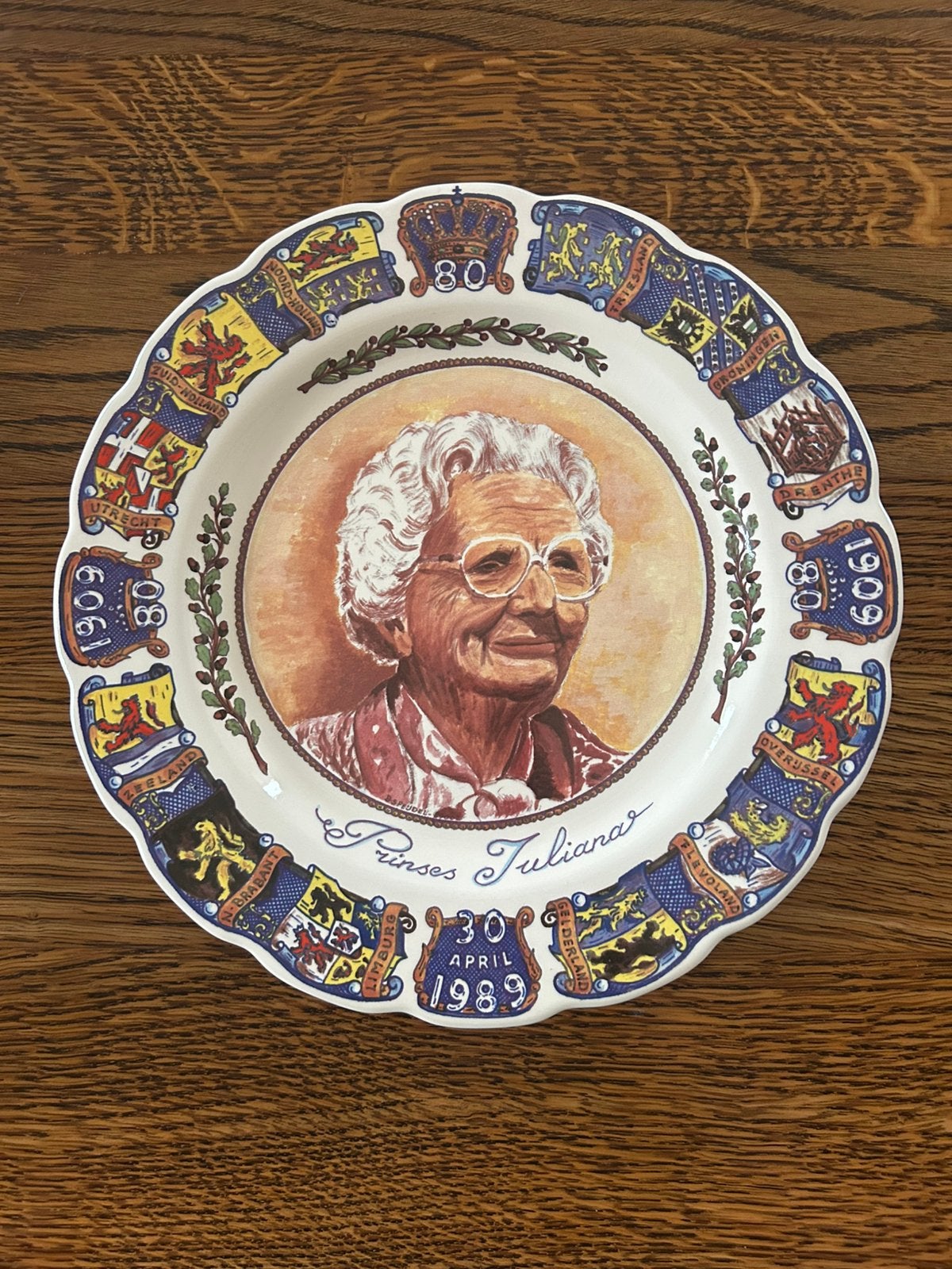 Bord tgv 80 ste verjaardag van Prinses Juliana, Ophalen of Verzenden, Zo goed als nieuw, Servies