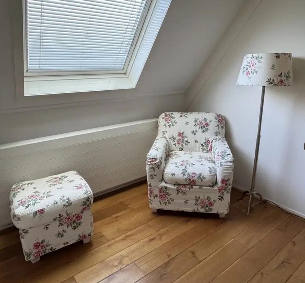 comfortabele fauteuil, bijpassende hocker én een lamp