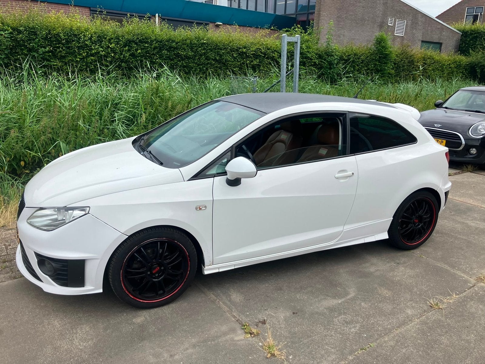 Seat Ibiza 1.6 77KW 3DRS 2009 Wit - Speciale Uitvoering, Auto's, Voorwielaandrijving, 15 km/l, 40 €/maand, 990 kg