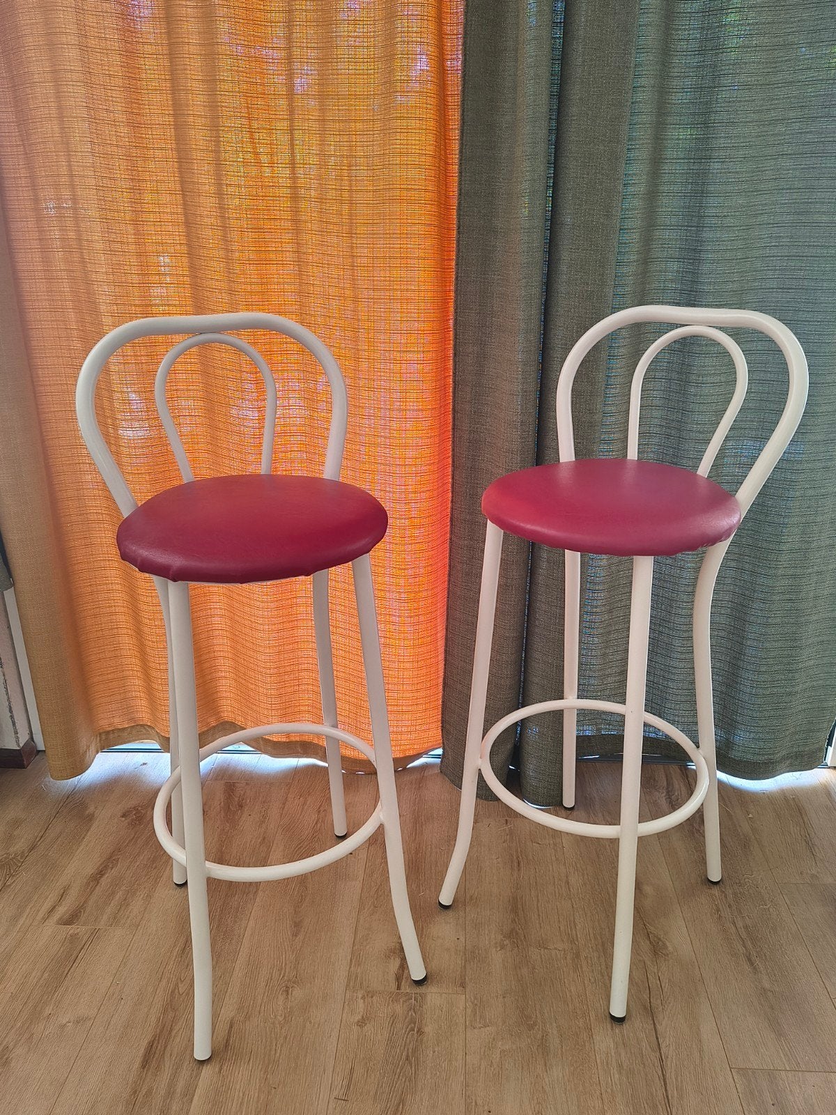 2 red leather white metal bar chairs, Ophalen, Met voetsteun, 60 tot 90 cm, Zo goed als nieuw