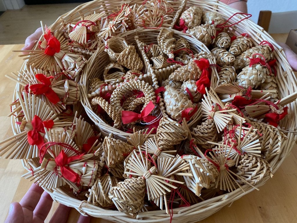 Mand vol Vintage Zweedse Kerst stro figuren rood lint zgan r, Ophalen of Verzenden, Zo goed als nieuw