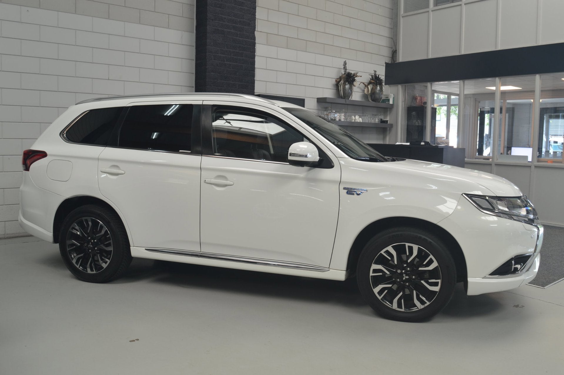 Mitsubishi Outlander 2.0 PHEV instyle // TREKHAAK // LEDER /, 1998 cc, 4 cilinders, 1820 kg, Wit