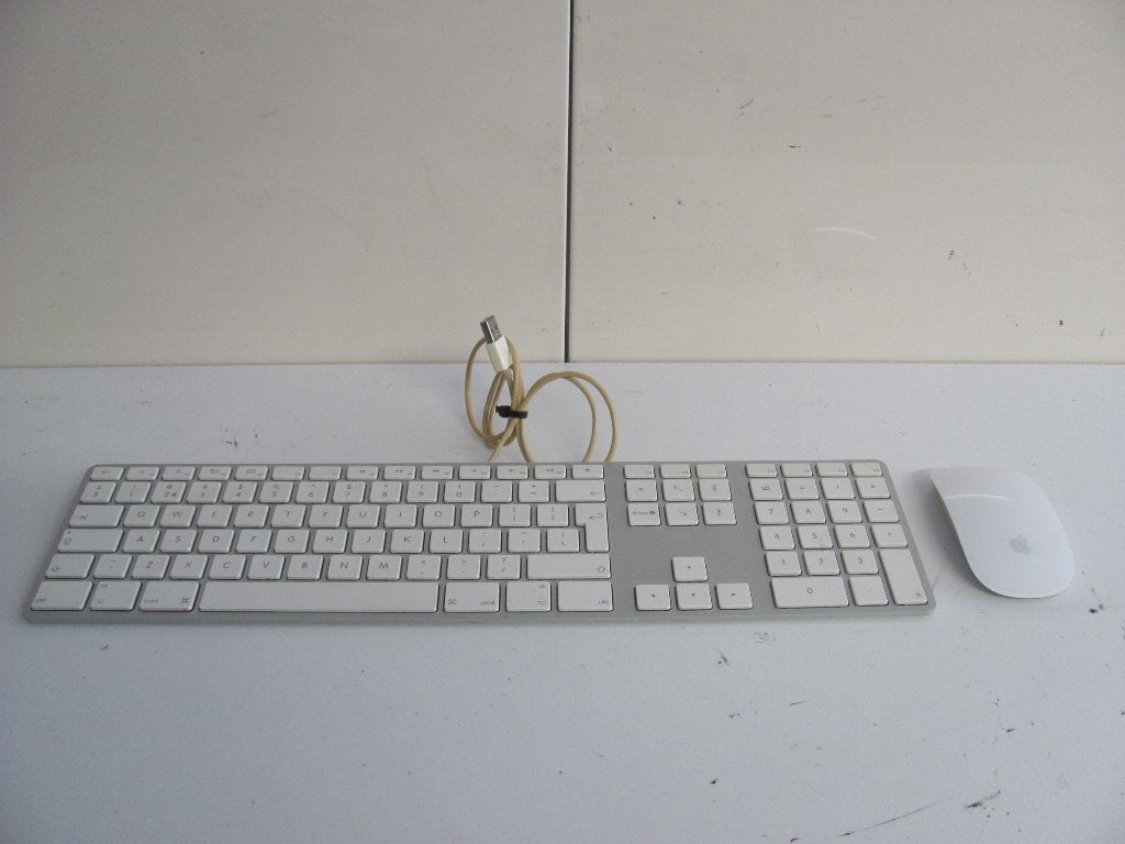 Apple keyboard en mouse type:A1296 en keyboard type:A1243, Toetsenbord en muis-set, Ophalen of Verzenden, Zo goed als nieuw, Qwerty