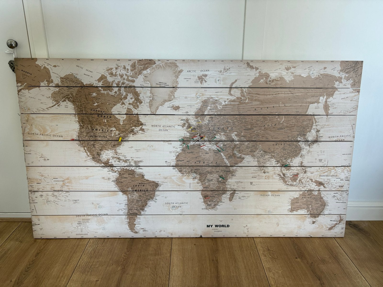 Grote wereldkaart van hout met pushpins, Ophalen, Hout, Meerkleurig, Zo goed als nieuw