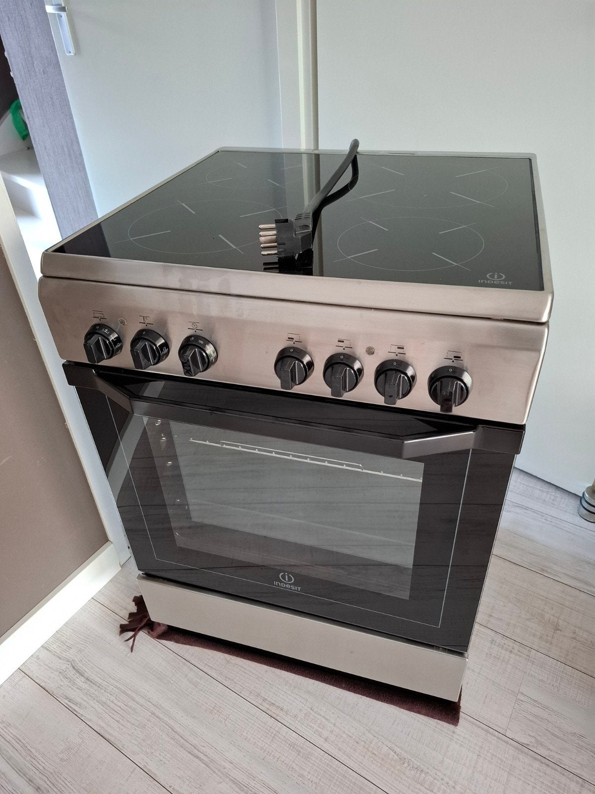 Indesit keramische fornuis, Ophalen, Keramisch, 4 kookzones, Vrijstaand