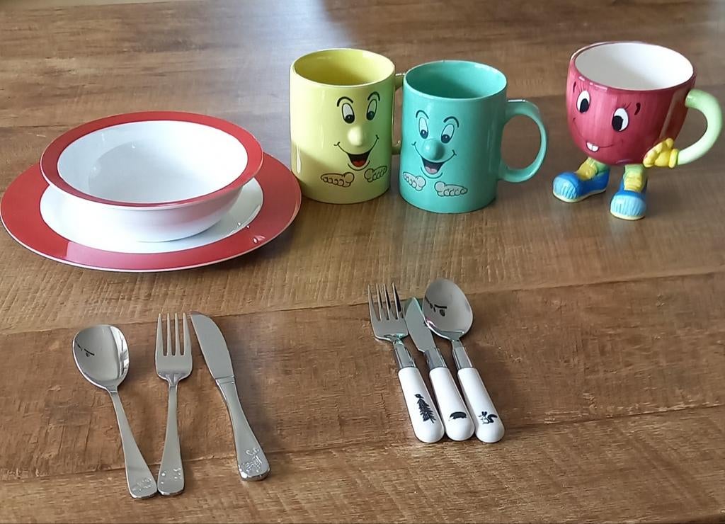 Kinderbordjes van melamine, leuke bekers, kinderbestek, Ophalen of Verzenden, Zo goed als nieuw
