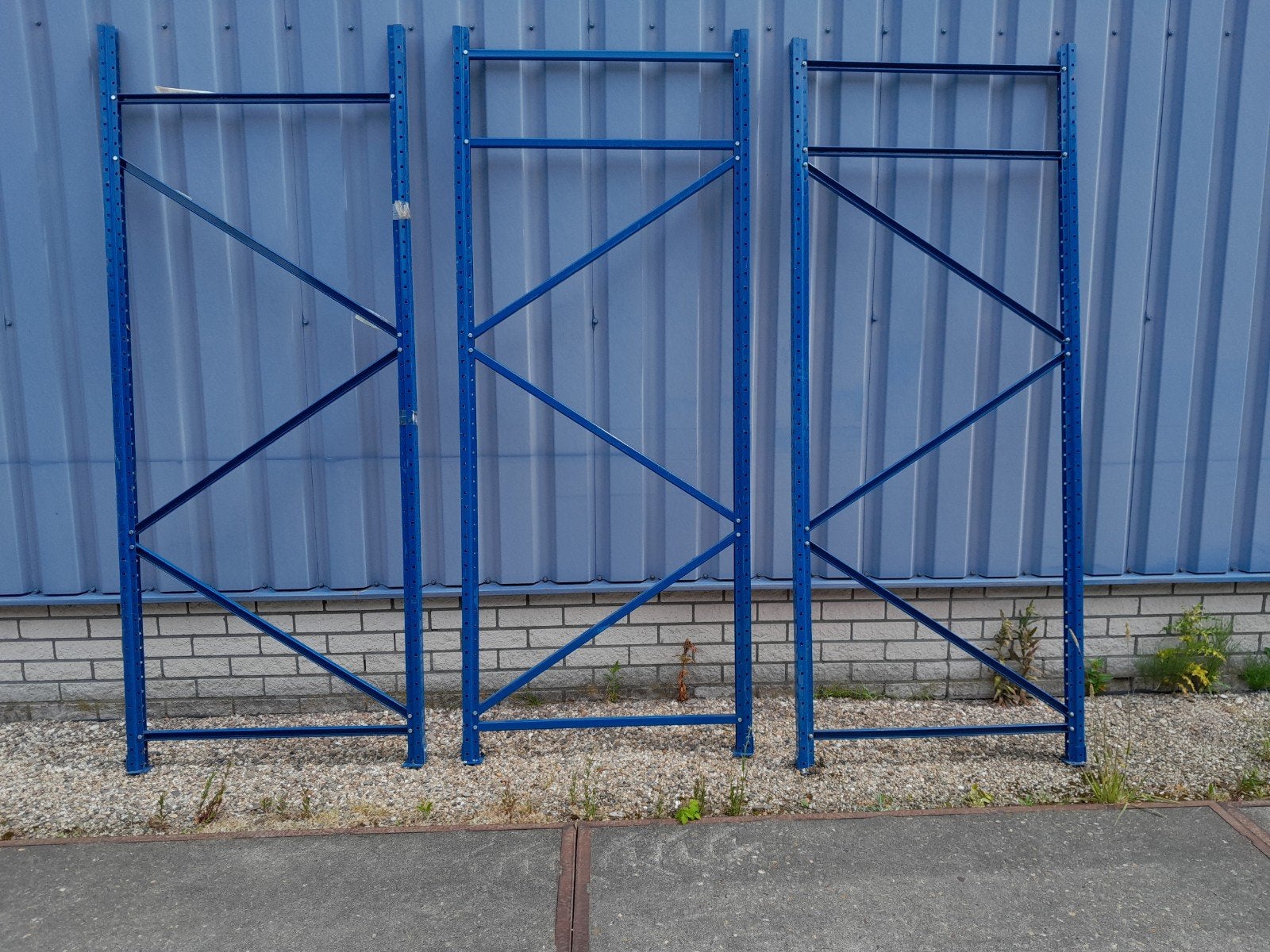Drie blauwe staanders voor magazijnstelling, Ophalen