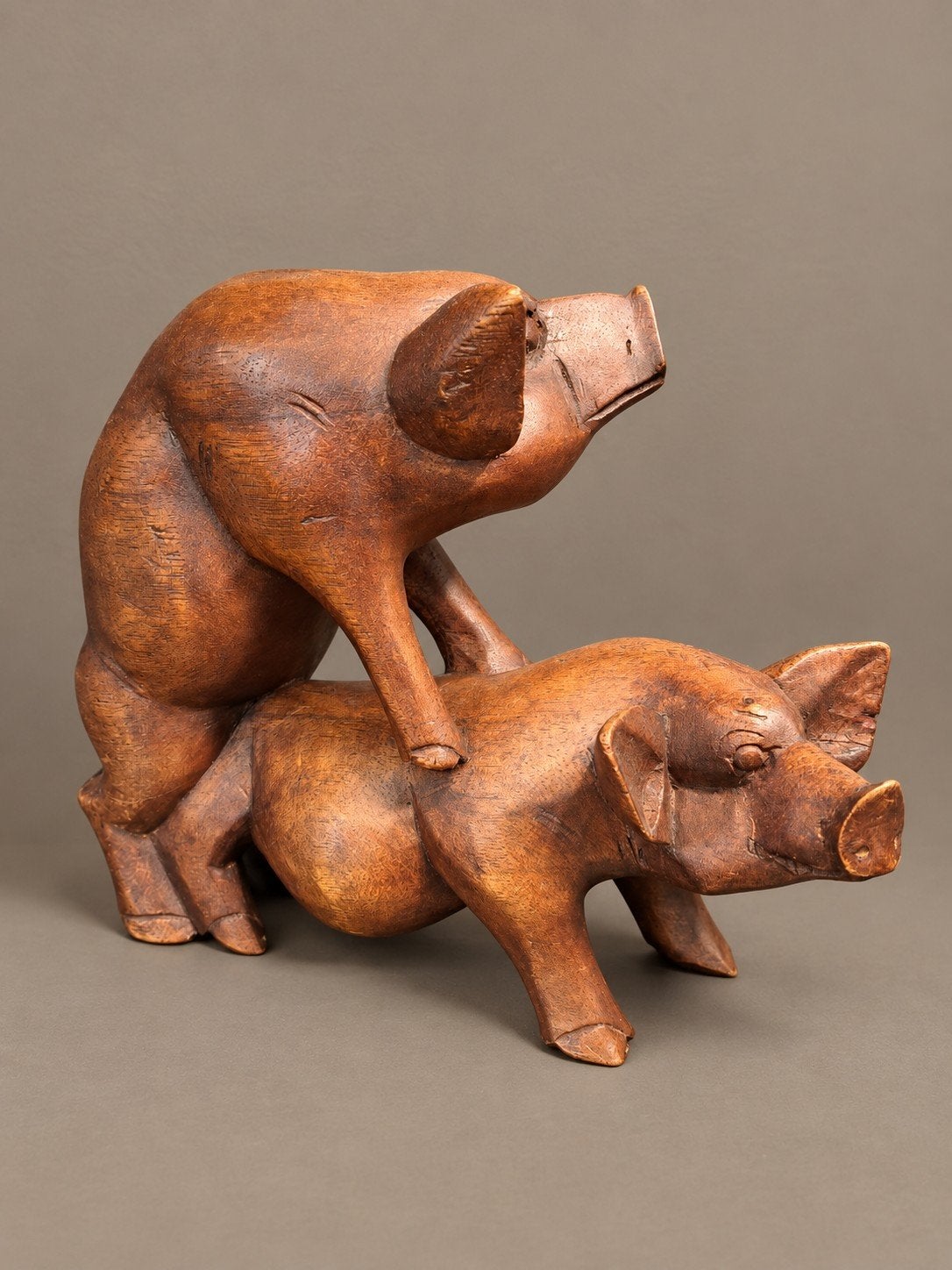 Balinees houtsnijwerk: Twee ondeugende varkens, Ophalen of Verzenden