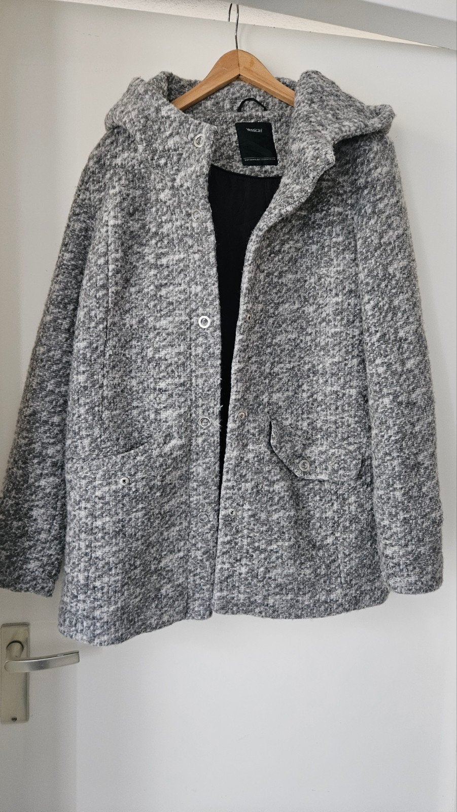Stijlvolle grijze jas met capuchon - Maat 38, Kleding | Dames, Maat 38/40 (M), Yessica, Ophalen of Verzenden, Zo goed als nieuw