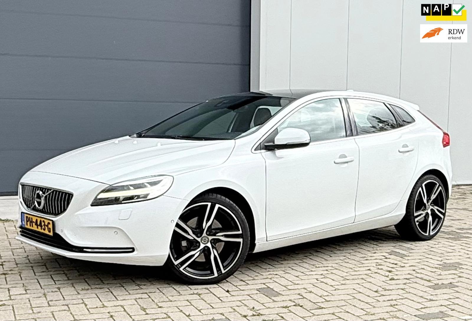 Volvo V40 2.0 D2 Nordic+ Panorama Navi Camera Nieuwe banden, Auto's, Dealer onderhouden, Gebruikt, Euro 6, 4 cilinders