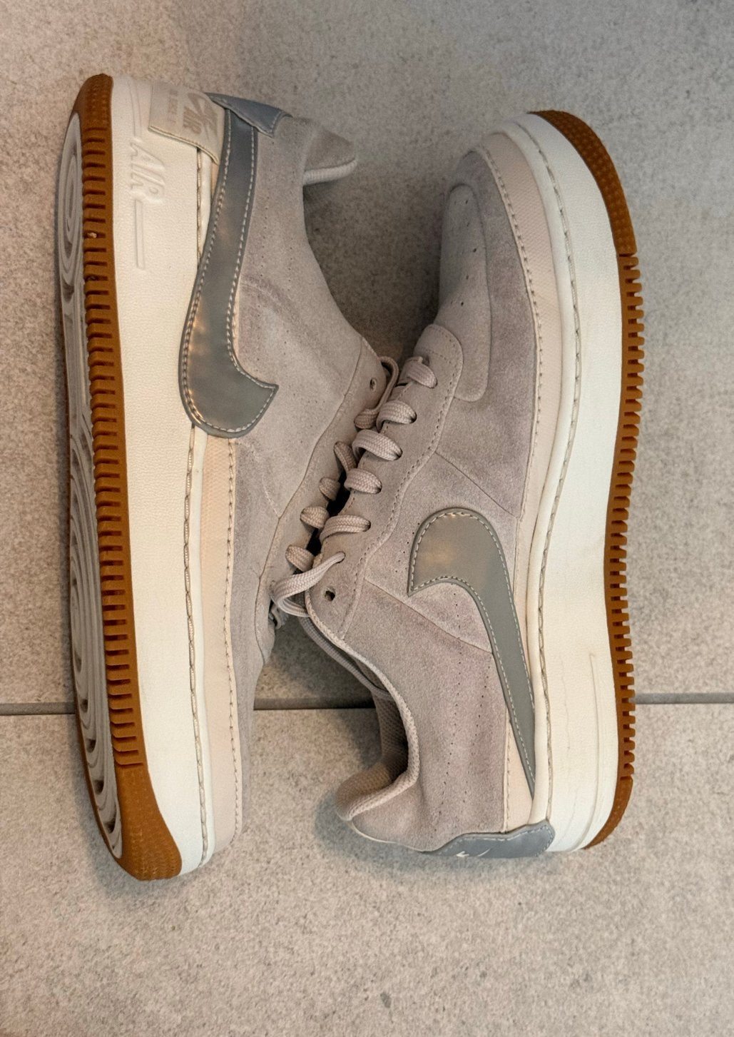 Beige Nike Air Force 1 dames sneakers - maat 42, Kleding | Dames, Beige, Ophalen of Verzenden, Sneakers of Gympen, Gedragen
