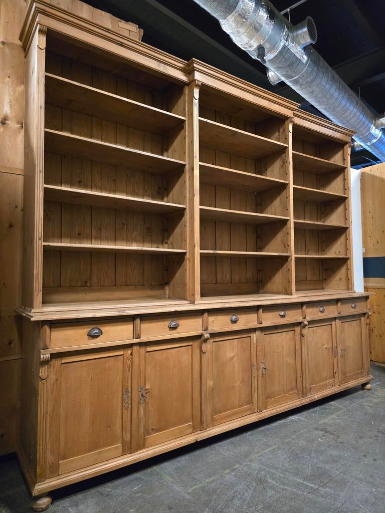Grote Engelse boekenkast | buffetkast | winkelkast oudgrenen, Grenenhout, Gebruikt, Met deur(en), 200 cm of meer