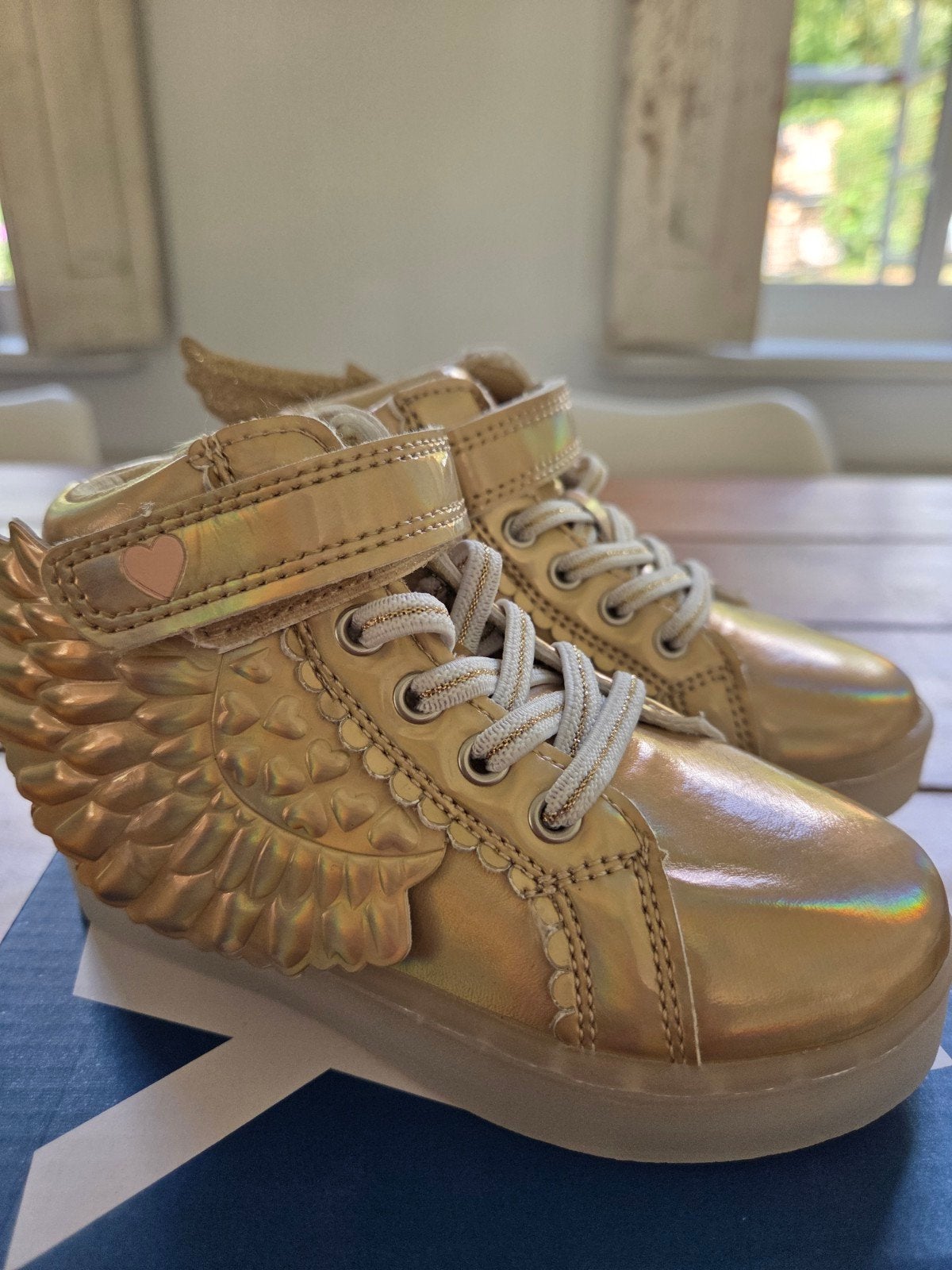 Nieuwe gouden schoenen met lichtjes - Maat 24, Kinderen en Baby's, Kinderkleding | Schoenen en Sokken, Ophalen of Verzenden, Nieuw