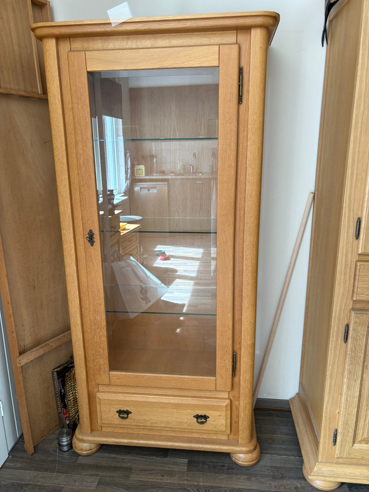 Eiken vitrinekast met glazen legplanken en verlichting, Ophalen, Gebruikt, Eikenhout, 50 tot 100 cm