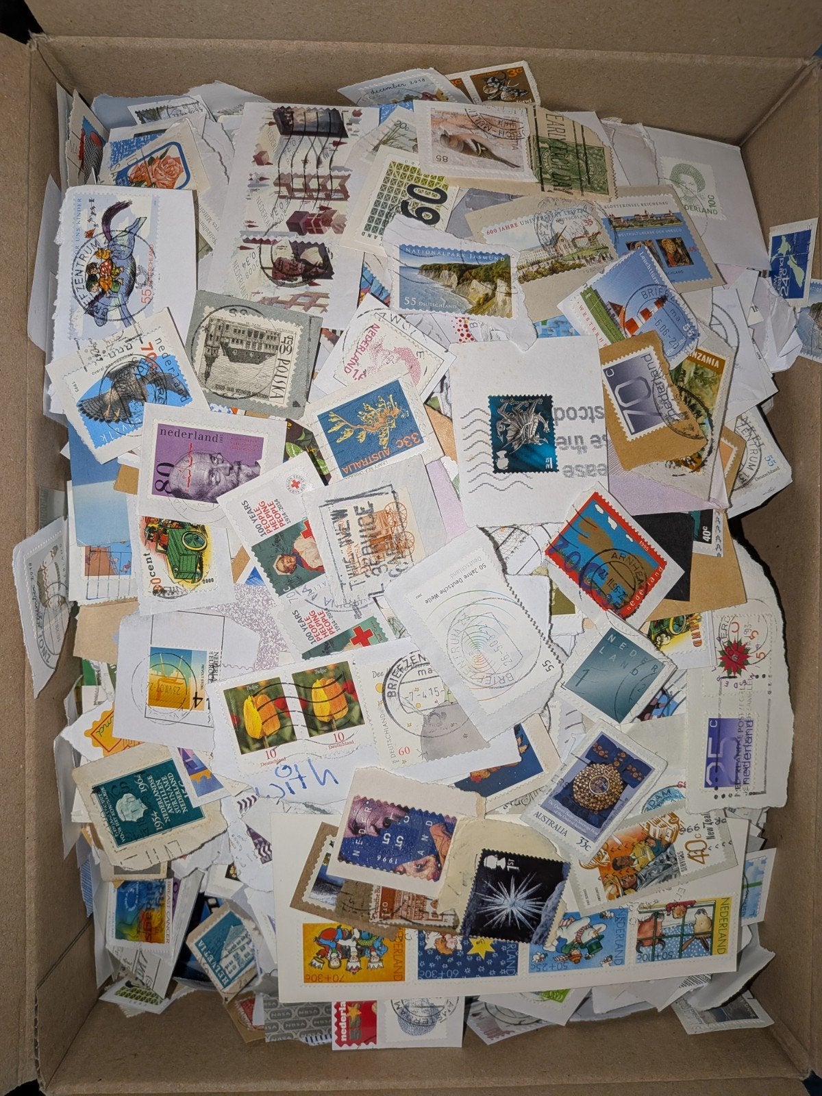 Doos onafgeweekte postzegels wereld, Postzegels en Munten, Postzegels | Volle albums en Verzamelingen, Nederland en Buitenland