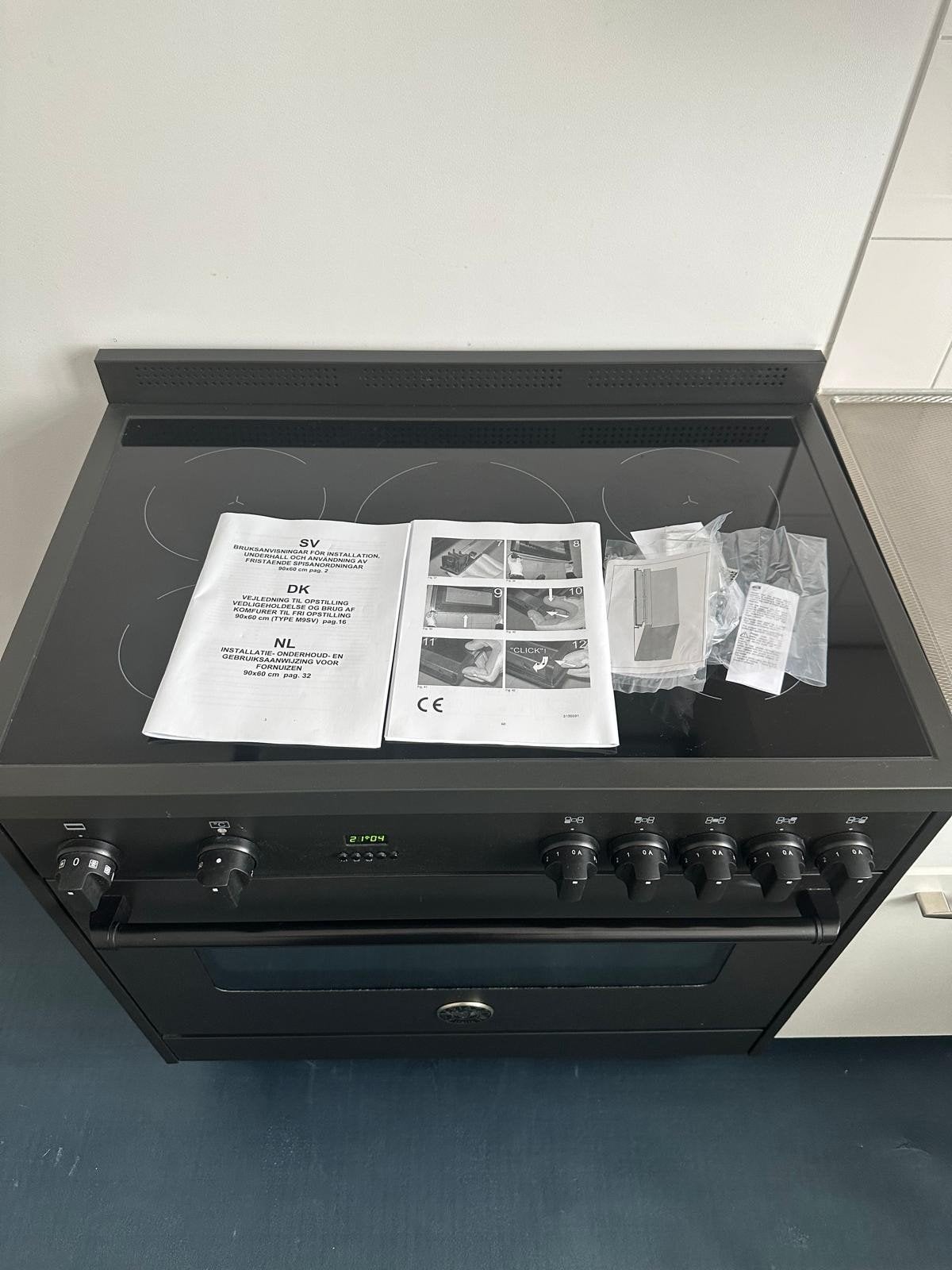 Bertazzoni Fornuis met Boretti Afzuigkap (oven glas defect), Witgoed en Apparatuur, Fornuizen, Ophalen, 60 cm of meer, 4 kookzones