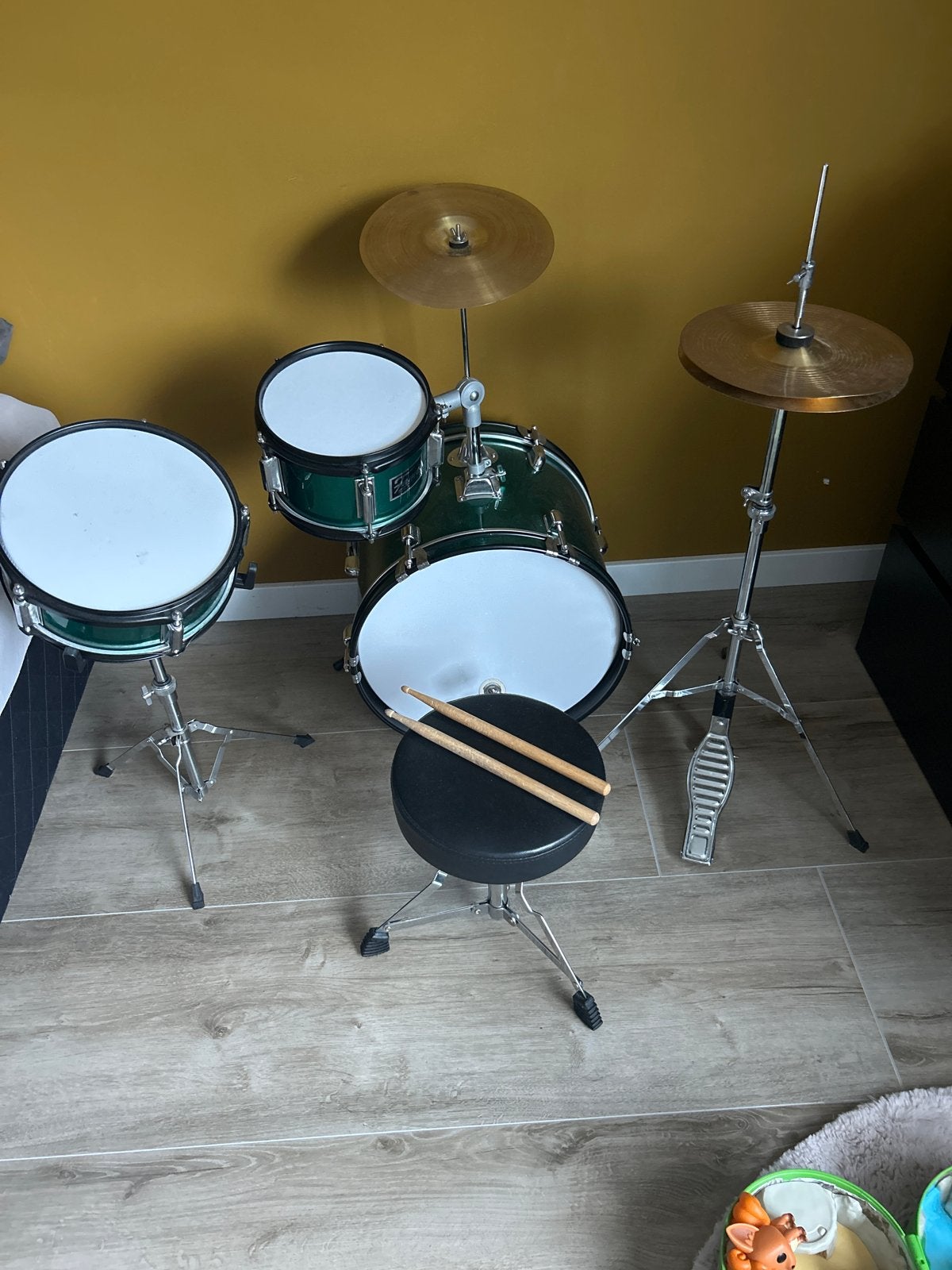 Groene drumstel voor beginners, compleet met krukje, Muziek en Instrumenten, Ophalen of Verzenden, Gebruikt, Overige merken