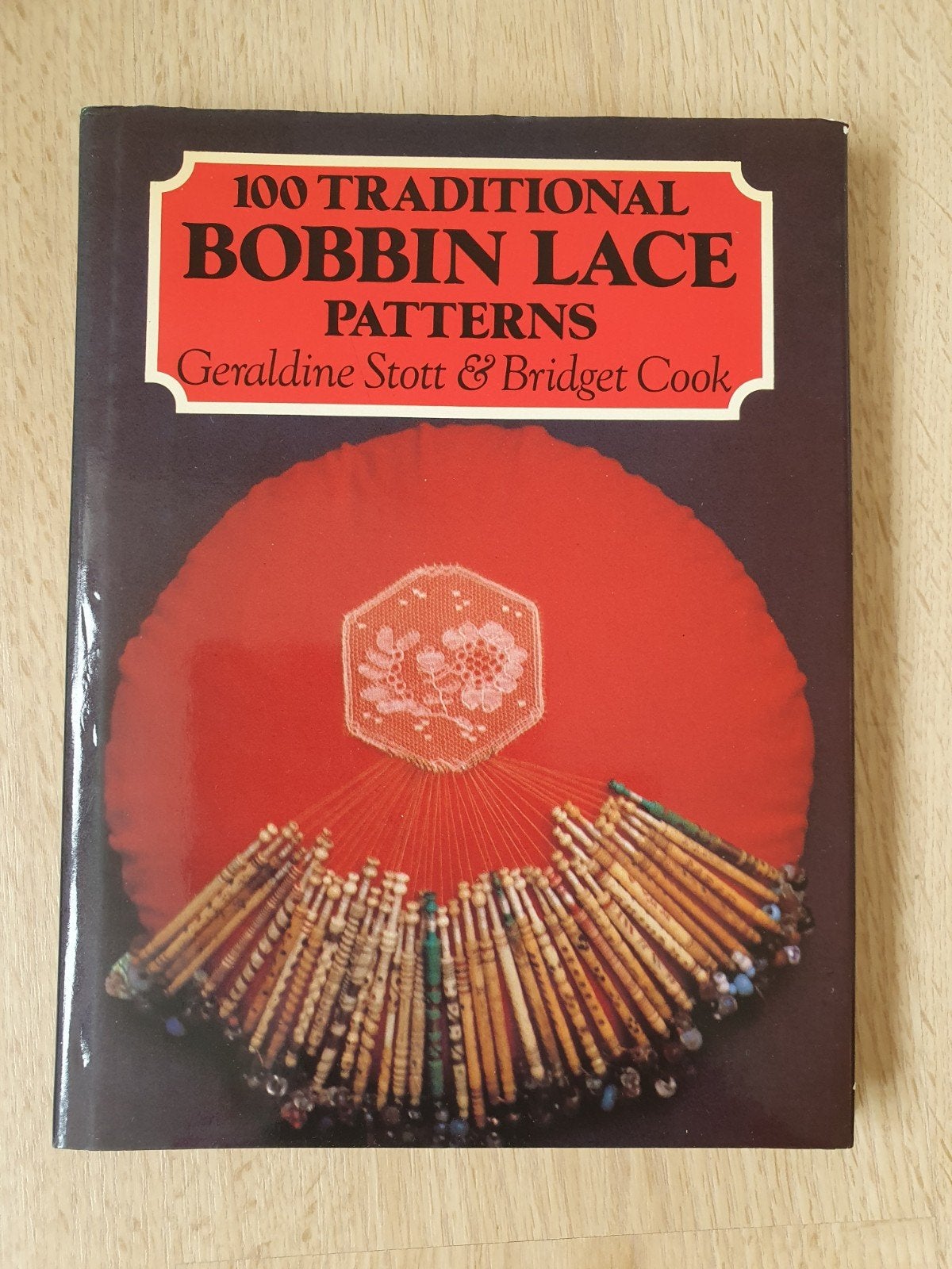 100 traditional bobbin lace patterns, Ophalen of Verzenden, Zo goed als nieuw
