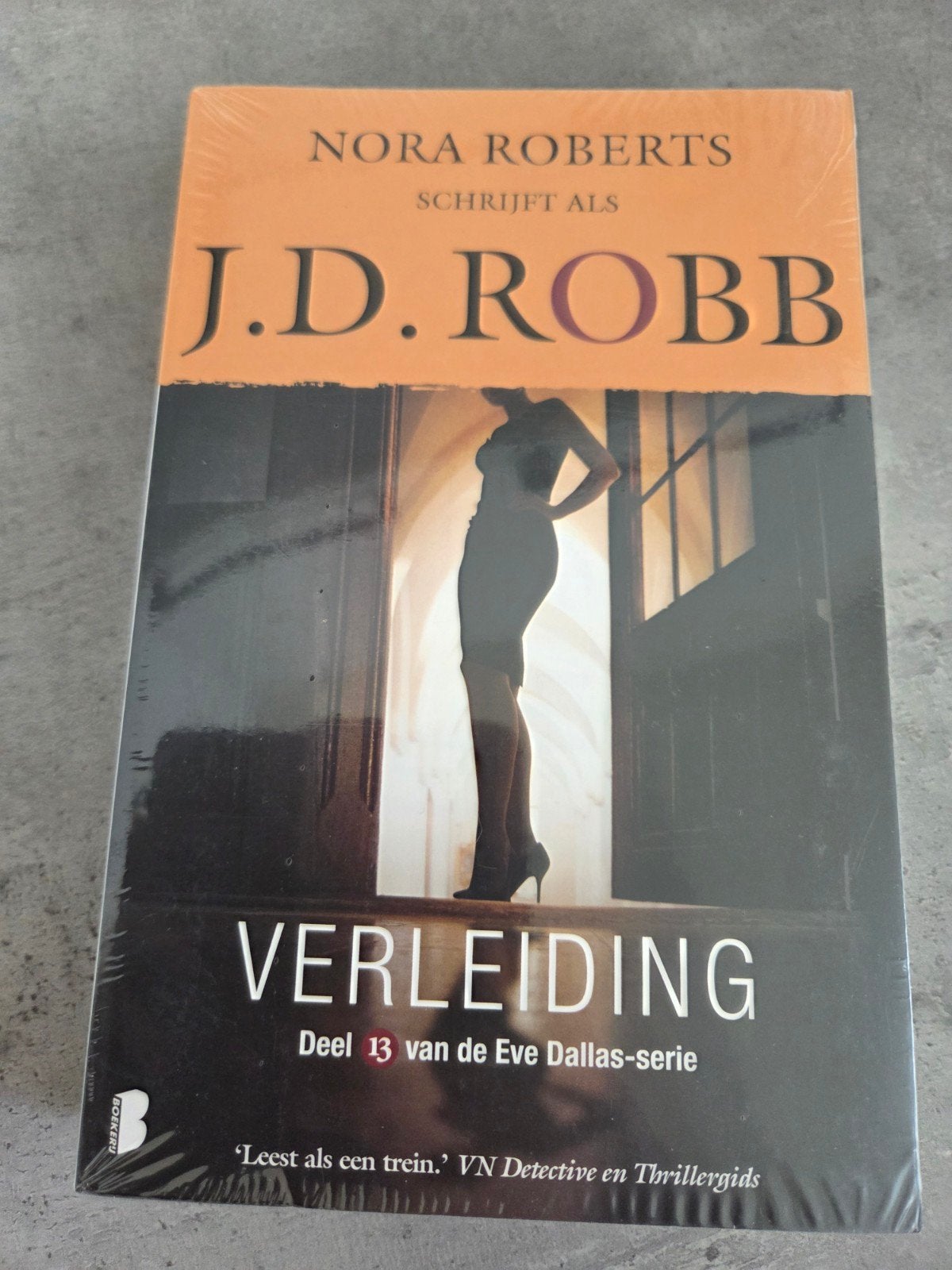 J.D. Robb - Perfectie & Verleiding (Eve Dallas-serie), Boeken, Ophalen of Verzenden, Zo goed als nieuw, J.D. Robb (Nora Roberts)