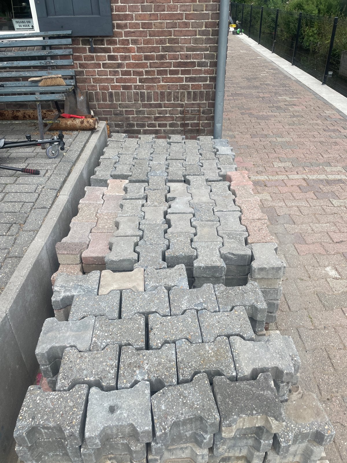 Gratis: Gebruikte grijze H-klinkers (15 m2), Tuin en Terras, Tegels en Klinkers, Ophalen, Gebruikt, Klinkers, 10 m² of meer