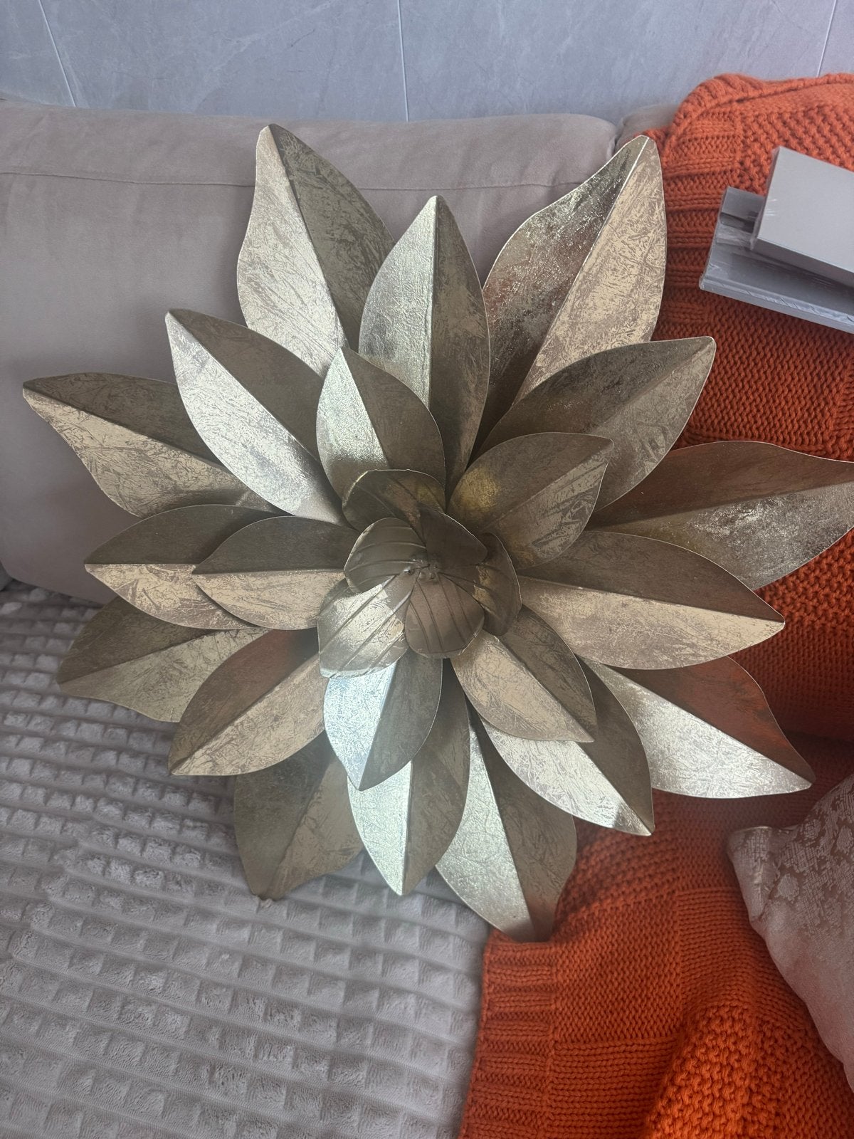 Gouden decoratieve bloem wanddecoratie, Huis en Inrichting, Woonaccessoires | Overige, Ophalen, Zo goed als nieuw, Goud, Metaal