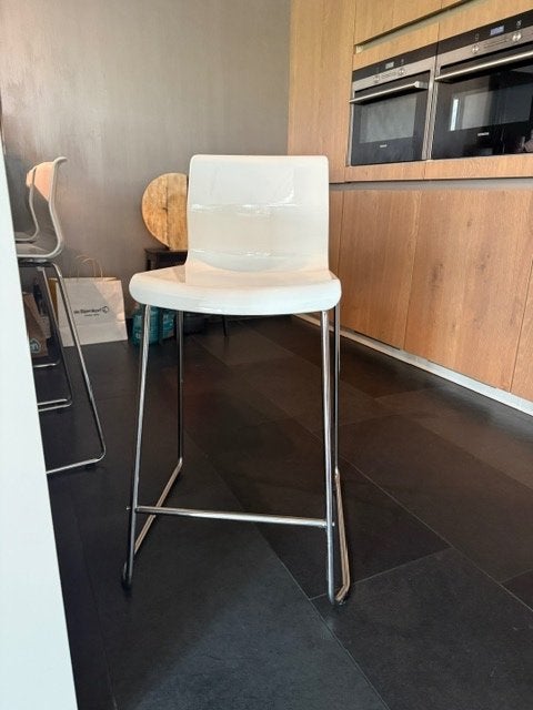 Barkruk Ikea wit, Kunststof, Gebruikt, Met voetsteun, 60 tot 90 cm
