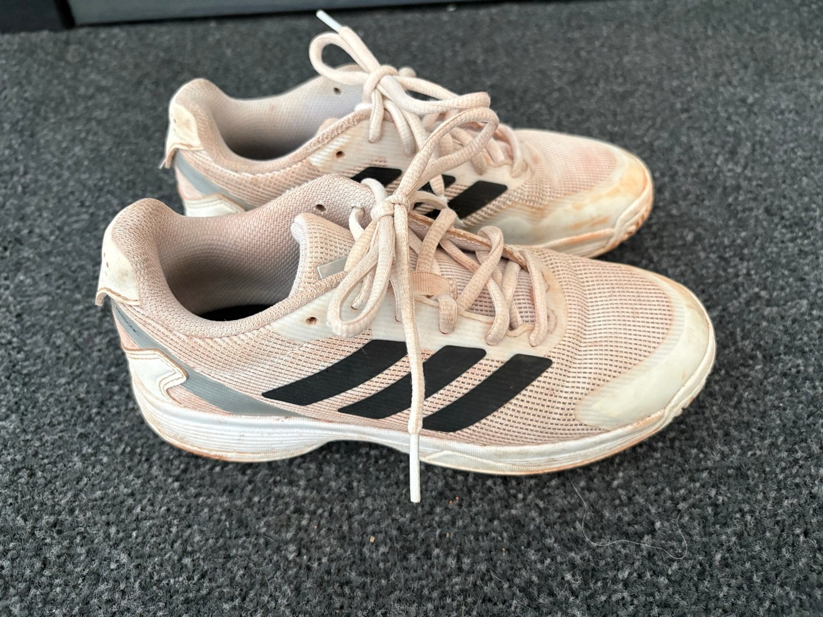 Adidas tennisschoenen- Maat 35, Sport en Fitness, Tennis, Gebruikt, L00, Schoenen, Ophalen