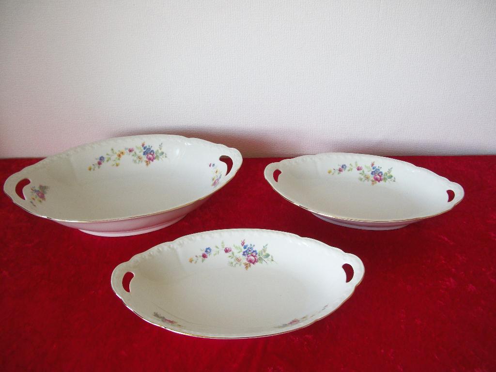 3 Schalen Porselein Czechoslovakia - Bloemen met Gouden Bies, Ophalen of Verzenden