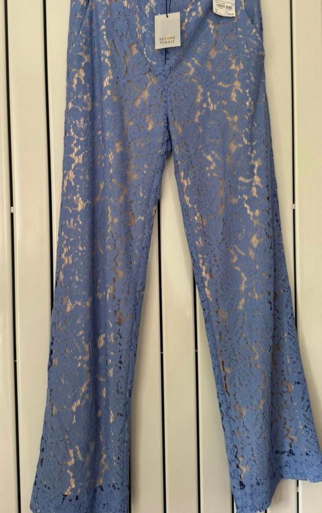 SECOND FEMALE - lavendel blauwe Kanten Lace Broek - M, Kleding | Dames, Broeken en Pantalons, Ophalen of Verzenden, Zo goed als nieuw