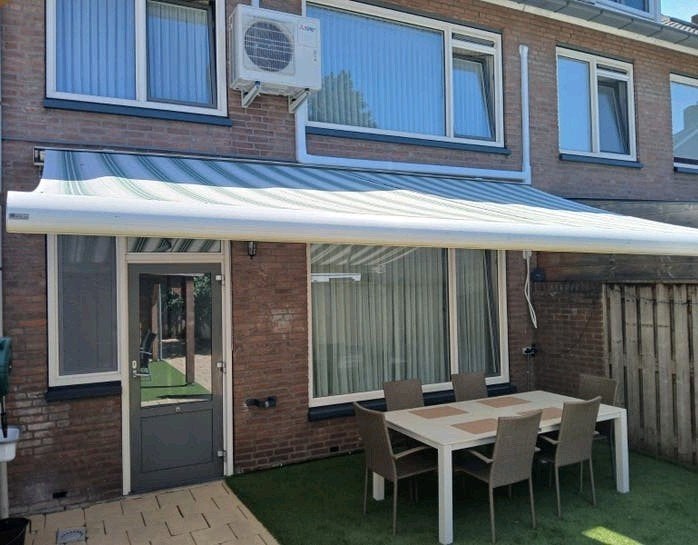 GOED WERKENDE ELEKTRISCHE ZONNESCHERM - 5,50 m x 3,30 m uitv, 150 tot 300 cm, Ophalen, Gebruikt, Knikarmscherm