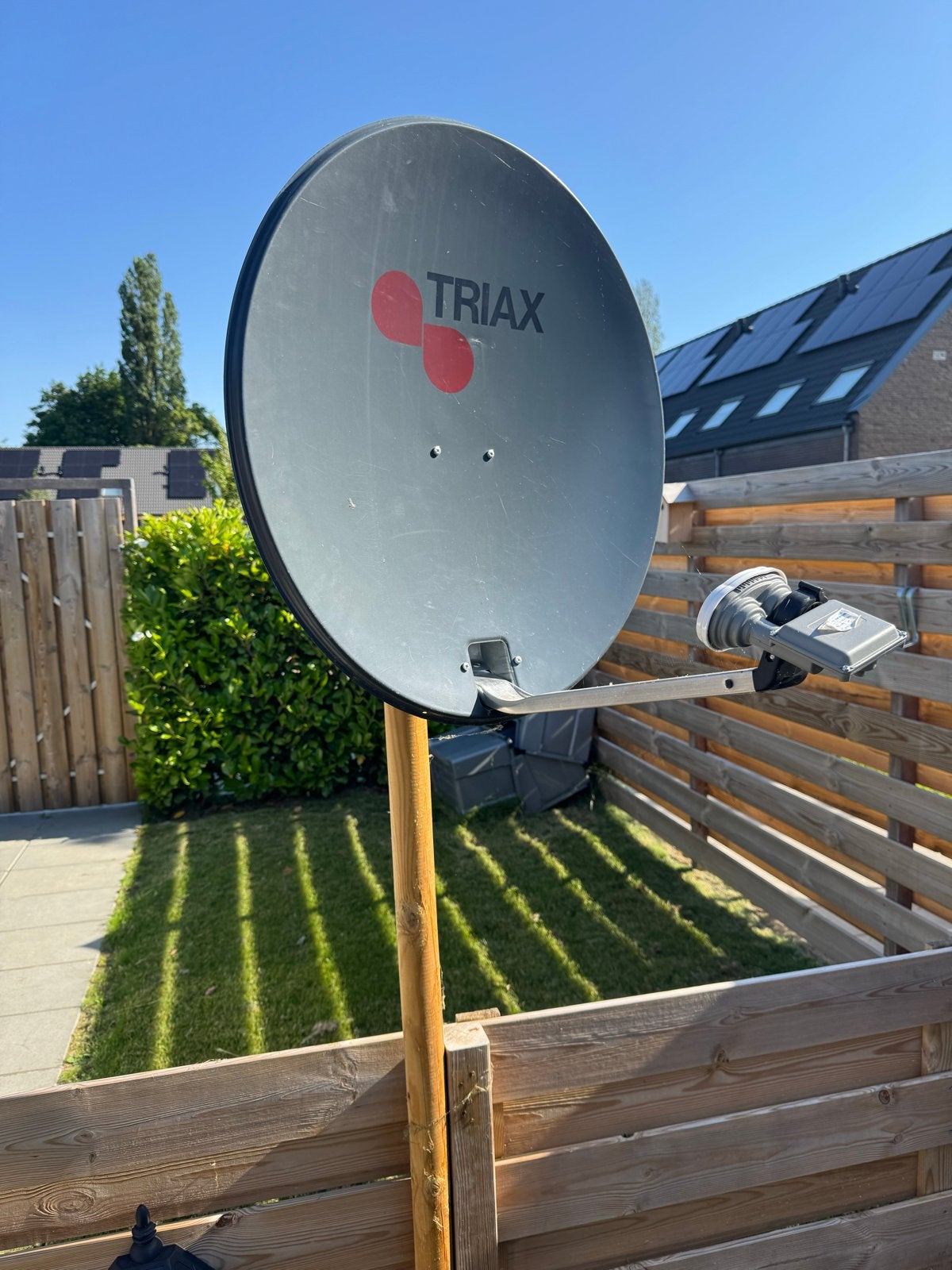 Triax schotelantenne met LNB - Zo goed als nieuw, Ophalen of Verzenden, Zo goed als nieuw, (Schotel)antenne, Overige merken