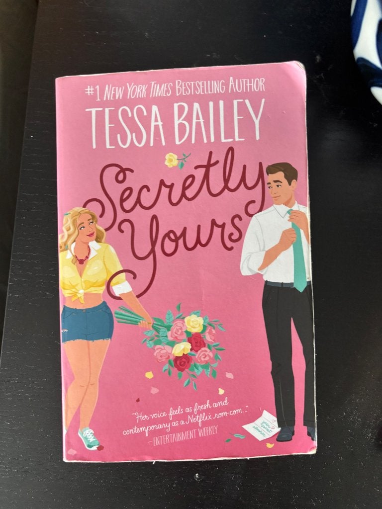 Secretly yours - Tessa Bailey, Verzenden, Zo goed als nieuw, Tessa Bailey, Amerika