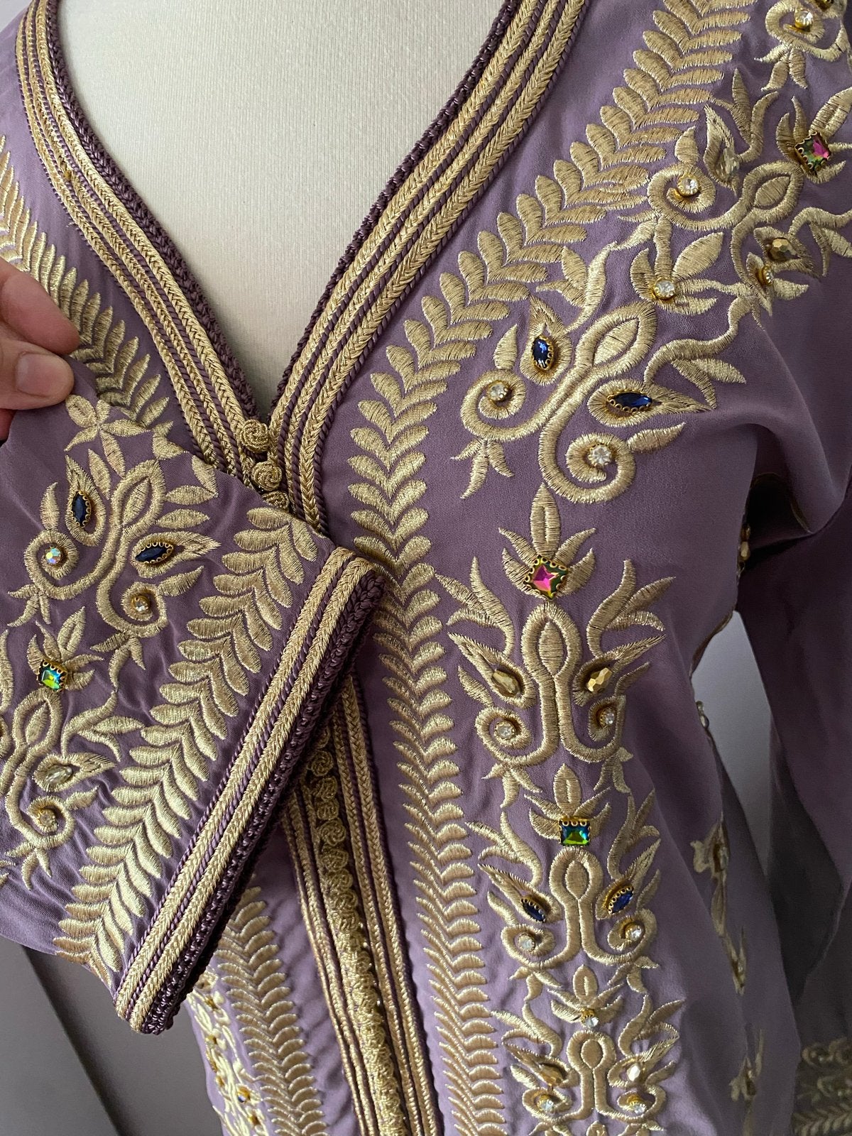 Nieuwe Caftan Maat M/L - Prachtig Geborduurd, Kleding | Dames, Jurken, Ophalen of Verzenden, Nieuw, Maat 42/44 (L), Paars