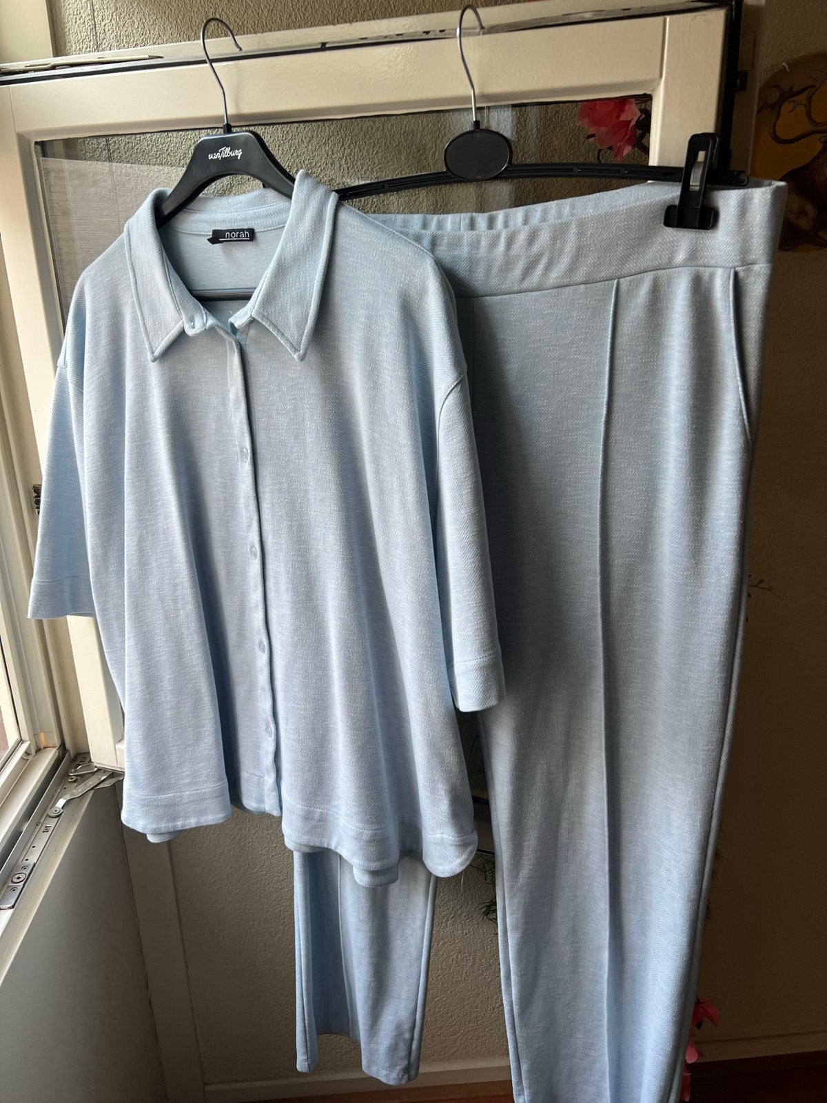 NORAH Lichtblauw Pak Maat 48/50 - Broek & Jasje Korte Mouw, Ophalen of Verzenden, Gedragen, Blauw