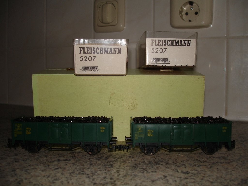 WAGONS 2STUKS FLEISCHMANN 5207-5207 € 20.00, Wisselstroom, Verzenden, Wagon, Zo goed als nieuw