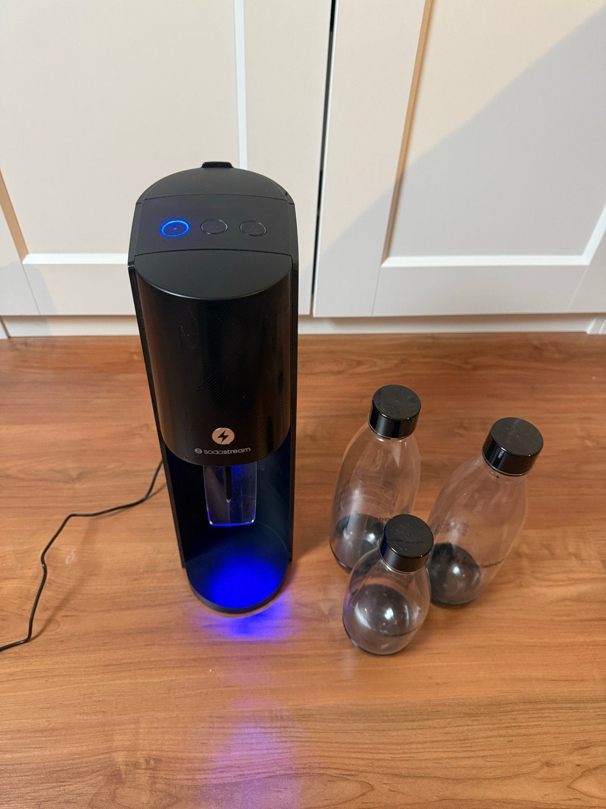 Elektrische Sodastream bruiswatermaker met 3 flessen, Ophalen, Zo goed als nieuw