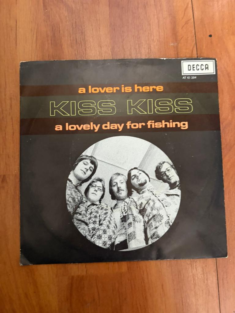 Kiss kiss A Lover Is Here / Lovely Day for Fishing vinyl pop, Ophalen of Verzenden, Gebruikt, Pop