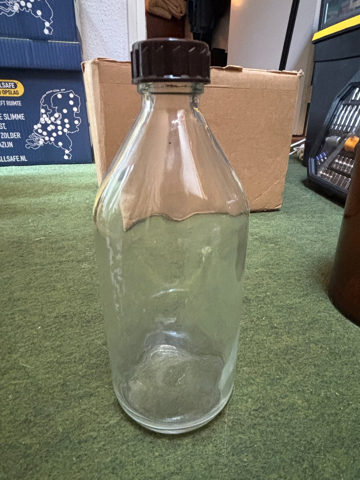 Glazen apothekersfles fles met (bakelieten) schroefdop, Ophalen of Verzenden