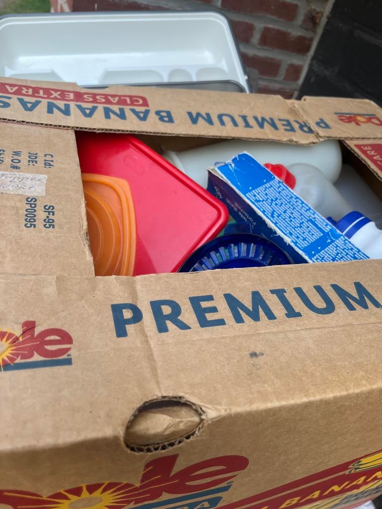 Gratis rommelmarkt spullen 20 dozen, Ophalen