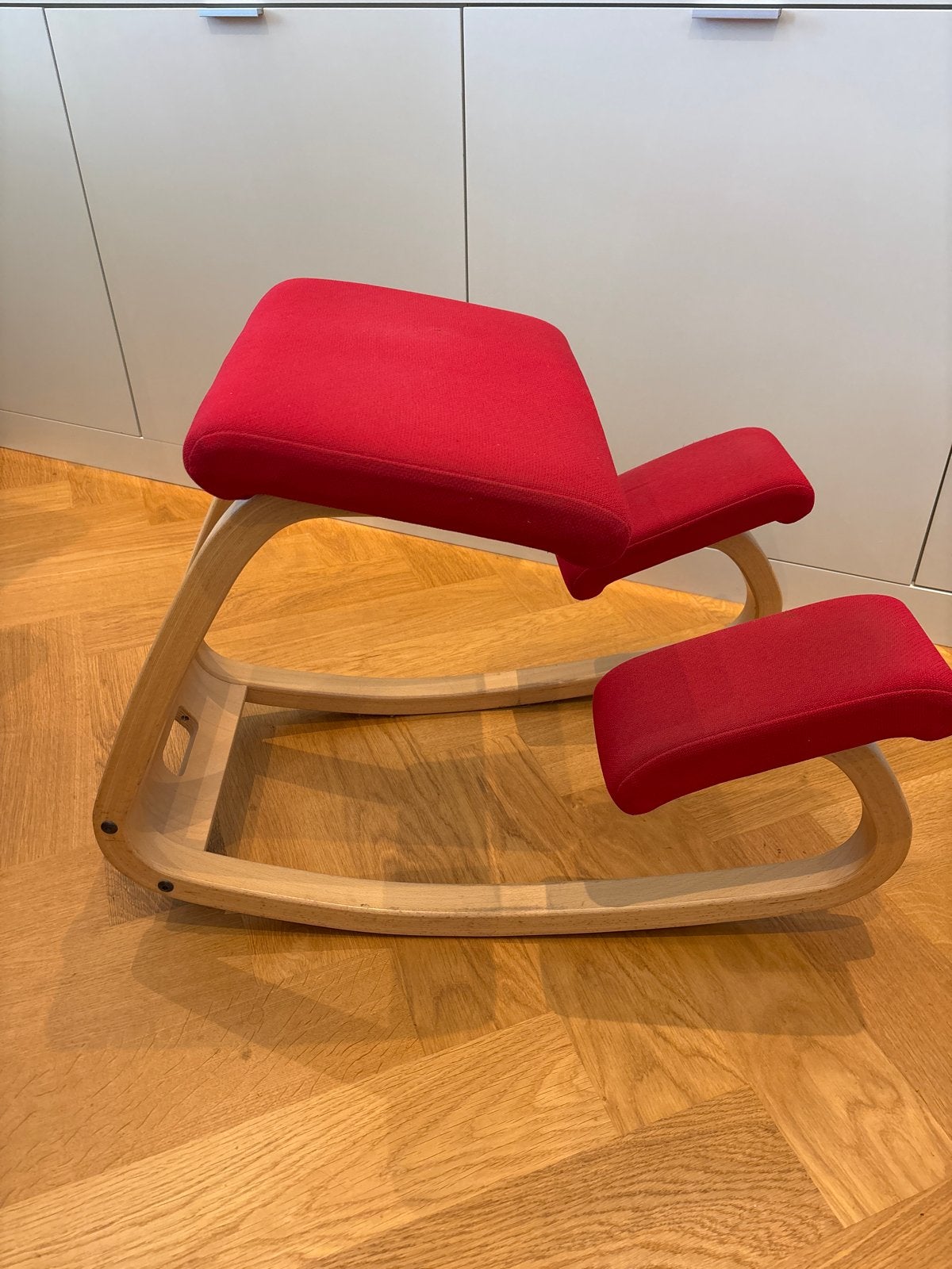 Varier Stokke Ergonomische Kniestoel Rood €125, Ophalen, Gebruikt, Bureaustoel, Rood